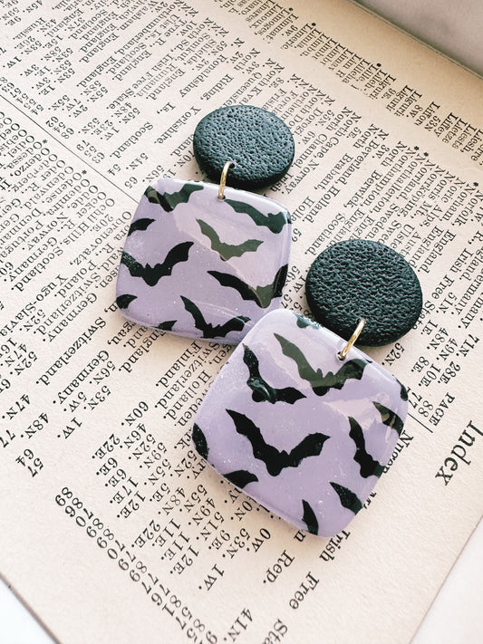 bat dangles // black post